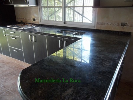 Amblamiento en melamina color wengue con cantos de aluminio y mesada en granito Negro Boreal, con doble frente y caña completa.